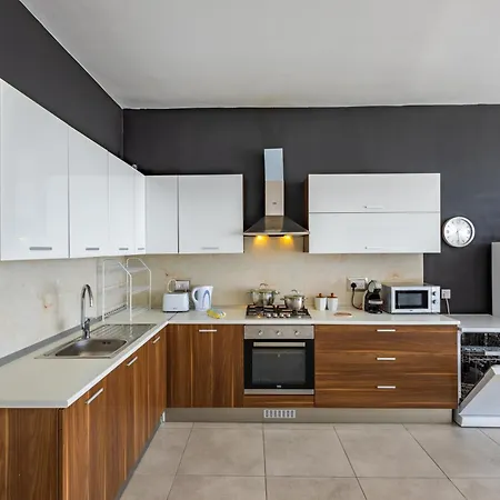 Sea View & Private Terrace Near Promenade -sleep 6 By Quicktrips * St. Paul's Bay