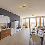 Sea View & Private Terrace Near Promenade -sleep 8 By Quicktrips Apartmán