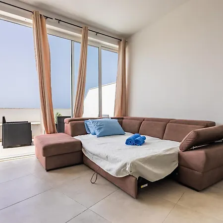 Sea View & Private Terrace Near Promenade -sleep 6 By Quicktrips