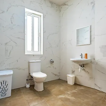 Sea View & Private Terrace Near Promenade -sleep 6 By Quicktrips شقة