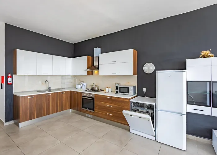 Sea View & Private Terrace Near Promenade -sleep 8 By Quicktrips * St. Paul's Bay