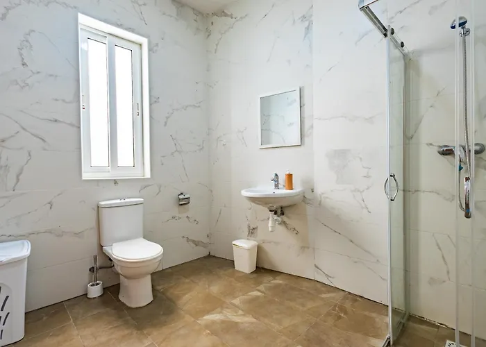 Sea View & Private Terrace Near Promenade -sleep 8 By Quicktrips * St. Paul's Bay