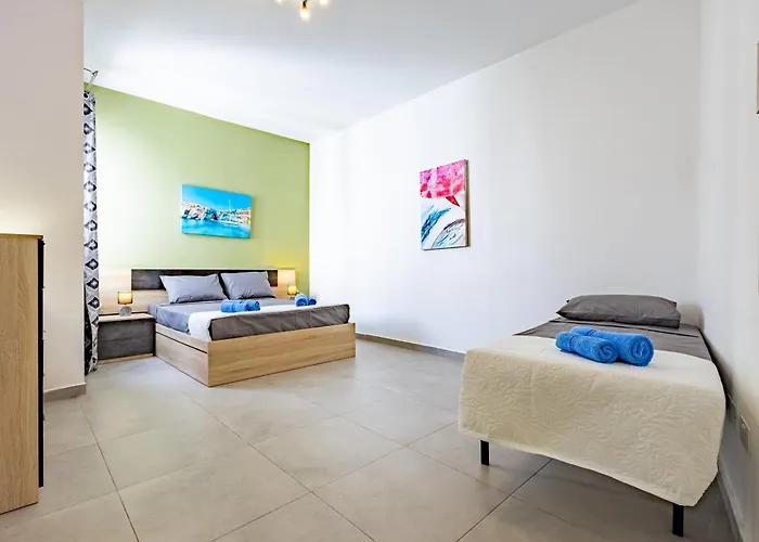 Apartament Sea View & Private Terrace Near Promenade -sleep 8 By Quicktrips St. Paul's Bay