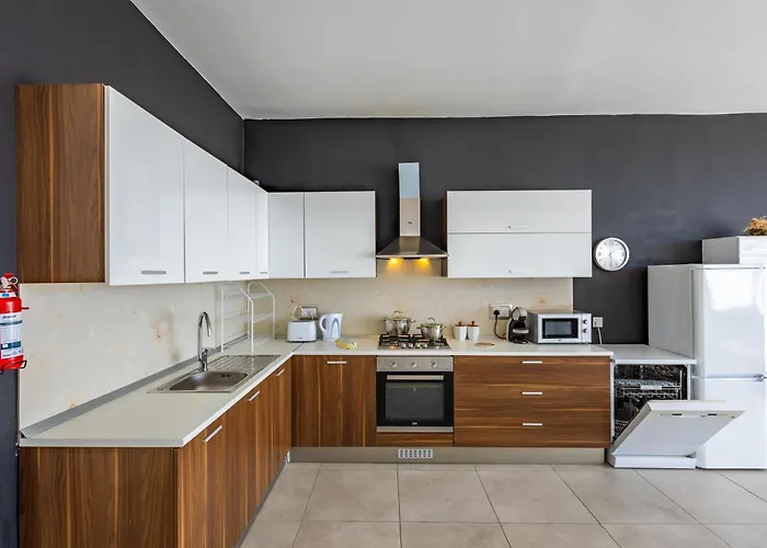 Sea View & Private Terrace Near Promenade -sleep 8 By Quicktrips * St. Paul's Bay