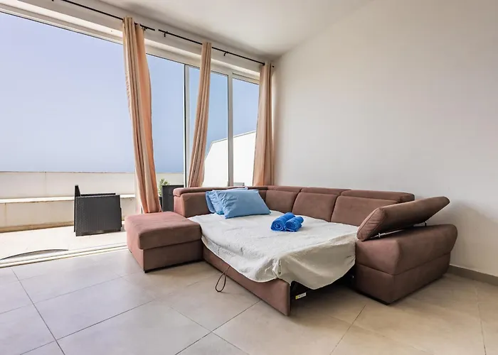 Sea View & Private Terrace Near Promenade -sleep 8 By Quicktrips