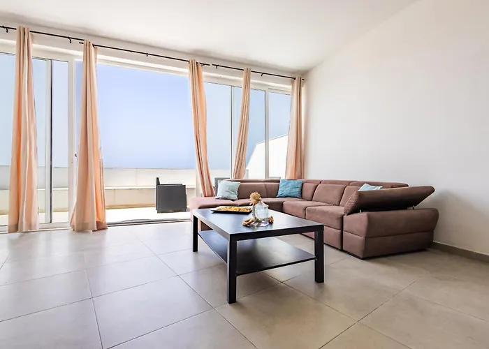Apartament Sea View & Private Terrace Near Promenade -sleep 8 By Quicktrips *