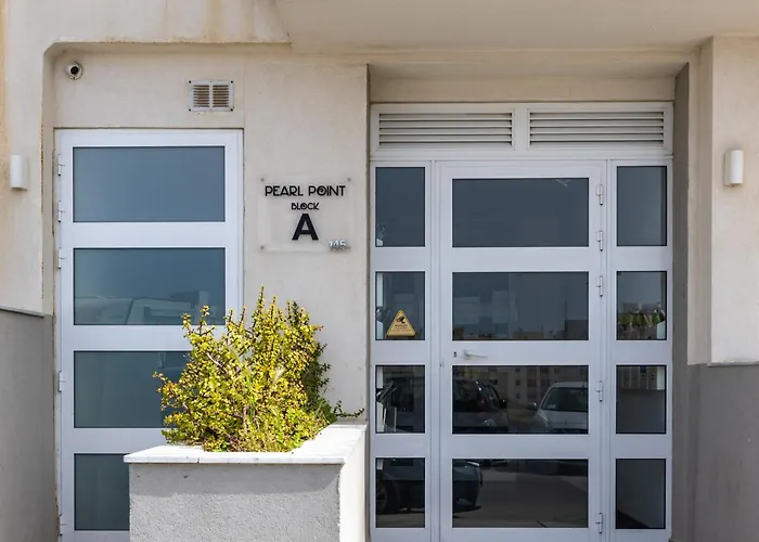 Apartament Sea View & Private Terrace Near Promenade -sleep 8 By Quicktrips